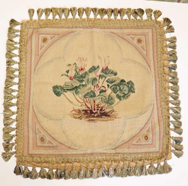 APH602-21" X 21" Aubusson pillow